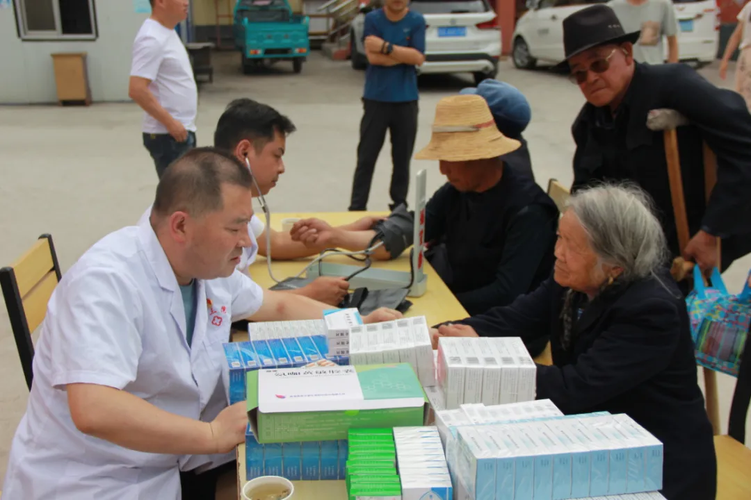 “学党史为民办实事，践初心情系敬老院” 青海省第三人民医院临床第一党支部、行政第三、第四党支部开展我为群众办实事主题党日活动(图2)