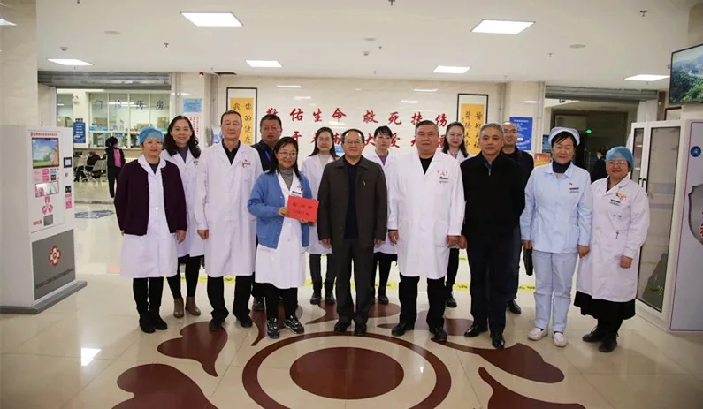 省卫健委领导带队看望慰问省三院抗疫一线人员(图1)